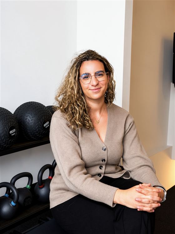 Nawal Zghiri, kinésithérapeute du sport chez Aesthetic Studio à Bruxelles