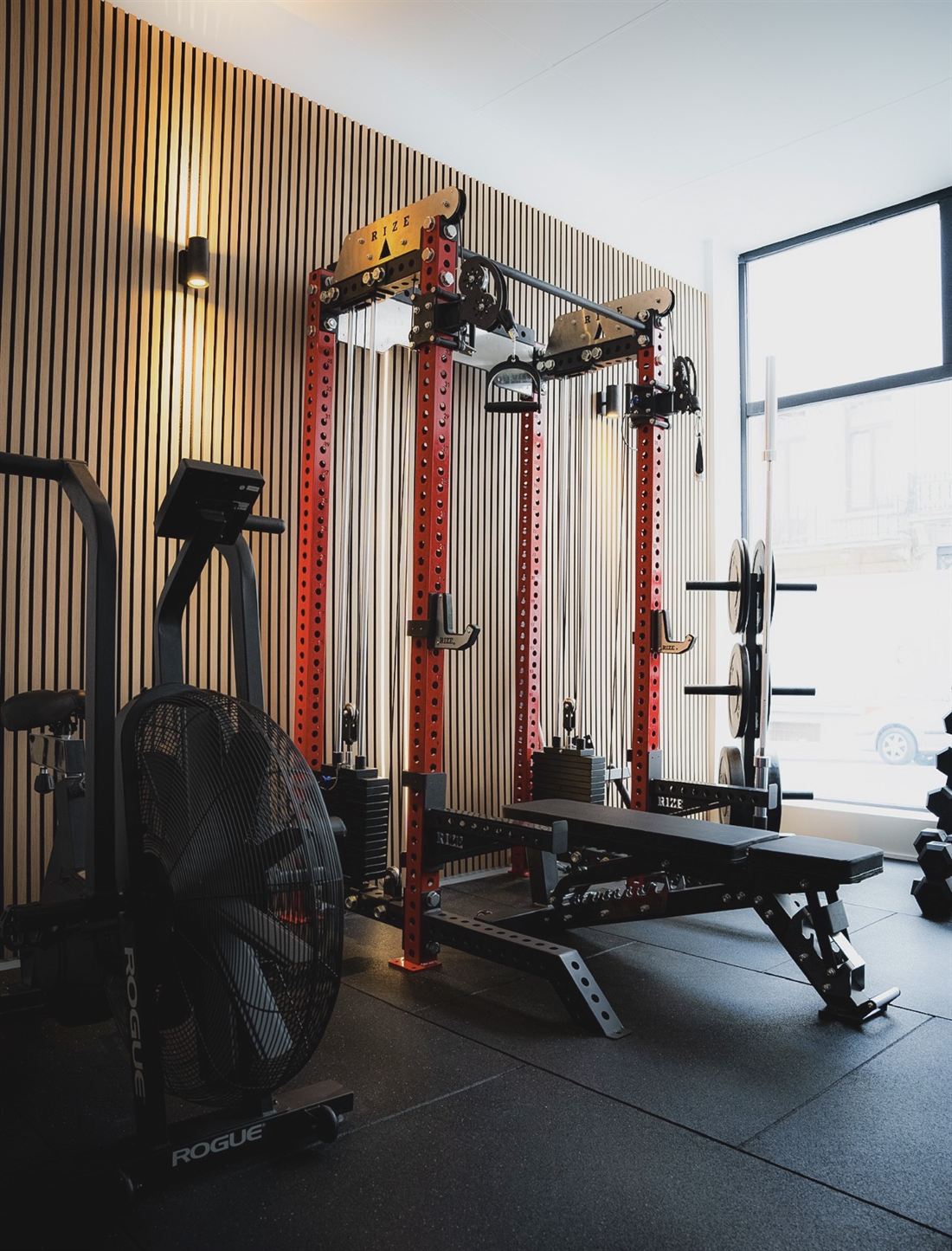 Le studio privé Aesthetic Studio à Bruxelles : rack de musculation, banc et air bike